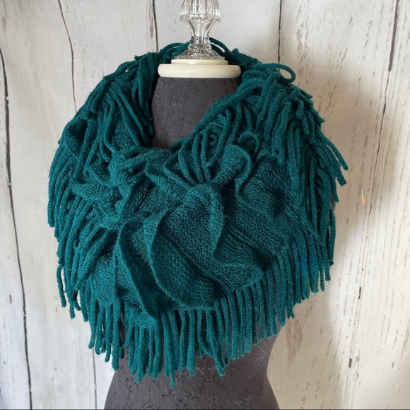 Emerald green infinity scarf with fringe - Picture 2 of 5